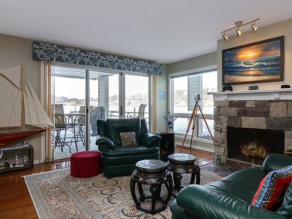 4th image of 983 Lake St #15