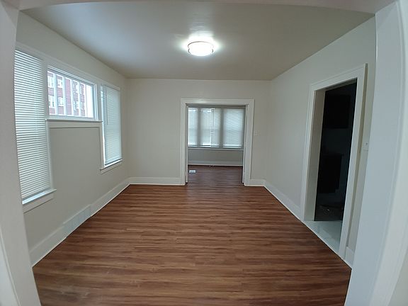 5th image of 403 Greendale St W