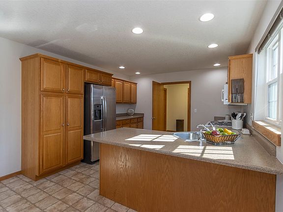 3rd image of 180 Lockmoor Cir
