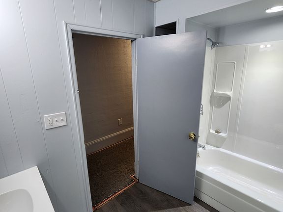 3rd image of 1425 W 22nd St