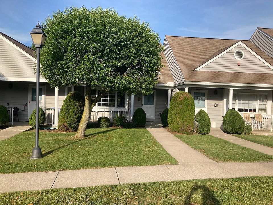 Serene complex in a country setting. Convenient drive to shopping, library, church.