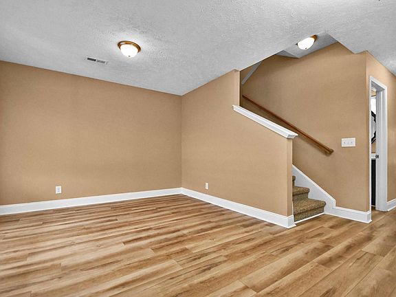 2nd image of 535 Falkland Cir