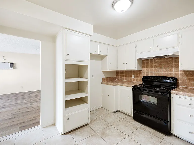 Golden Date Apartments — Photo 12