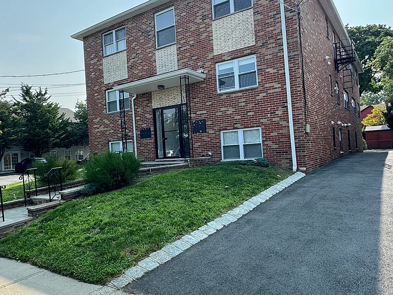 78 Florence Ave #8 — Photo 1