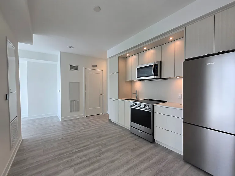 60 Central Park Dr #2110 — Photo 3