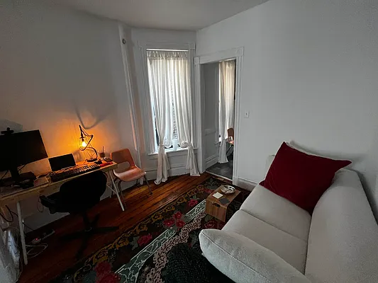 Rented by Salon Realty Corp | media 8