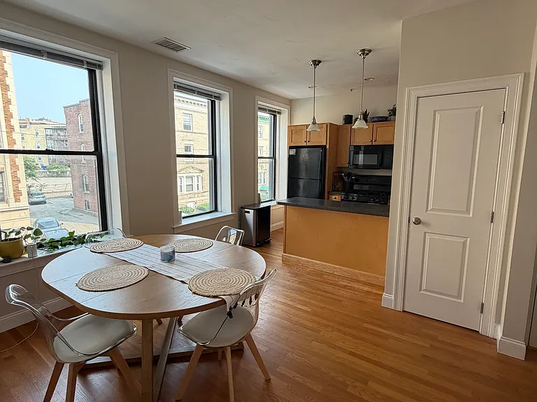 7 Sutherland Rd #201 — Photo 4