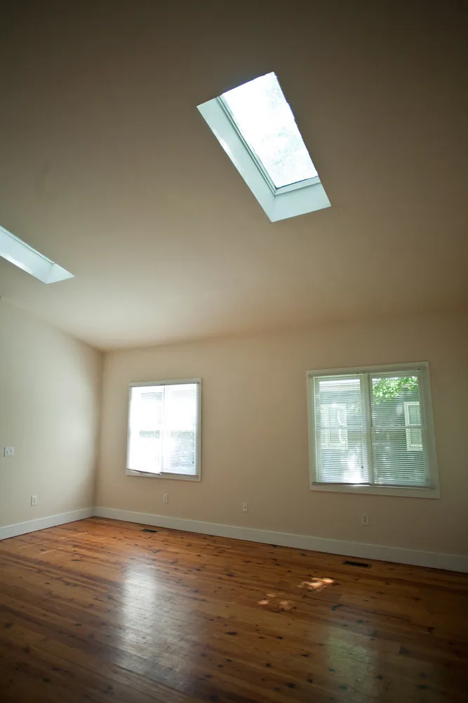 Great house with hardwood floors! Walk to campus! — Photo 2
