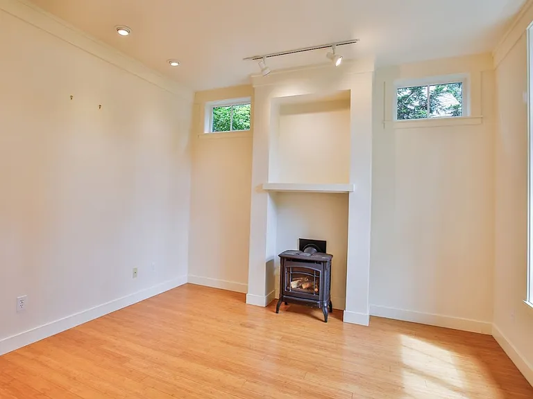1086 Village Loop — Photo 7