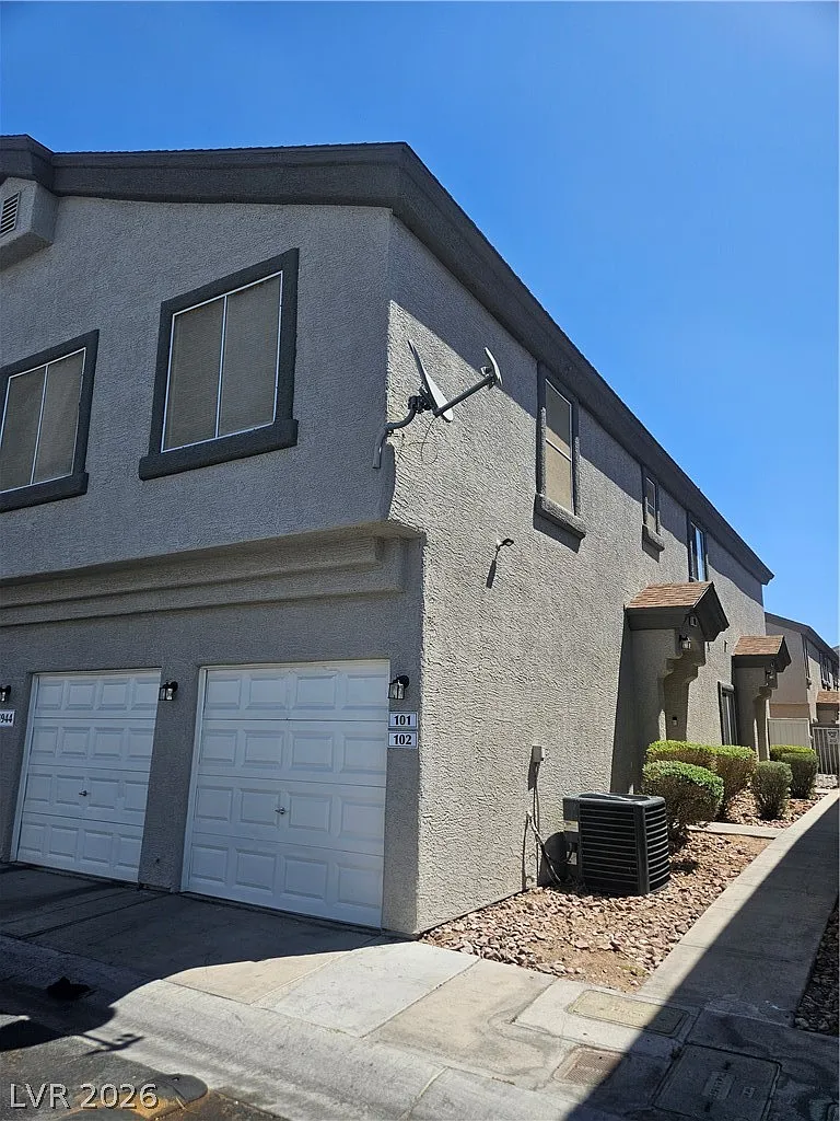 2 bed, 2.0 bath, 1069 sqft, $1,800 — Photo 1