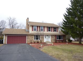 W245S7420 Heather Ridge Dr, Waukesha, WI 53189