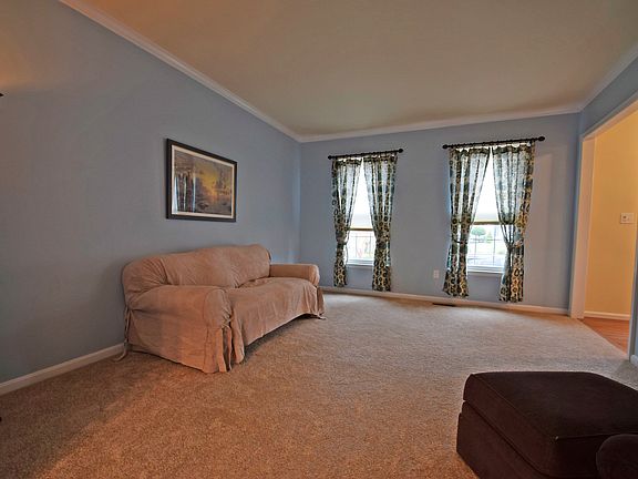 4th image of 39 Westhampton Ct