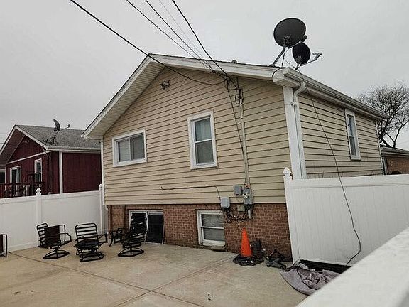 3rd image of 1422 Memorial Dr