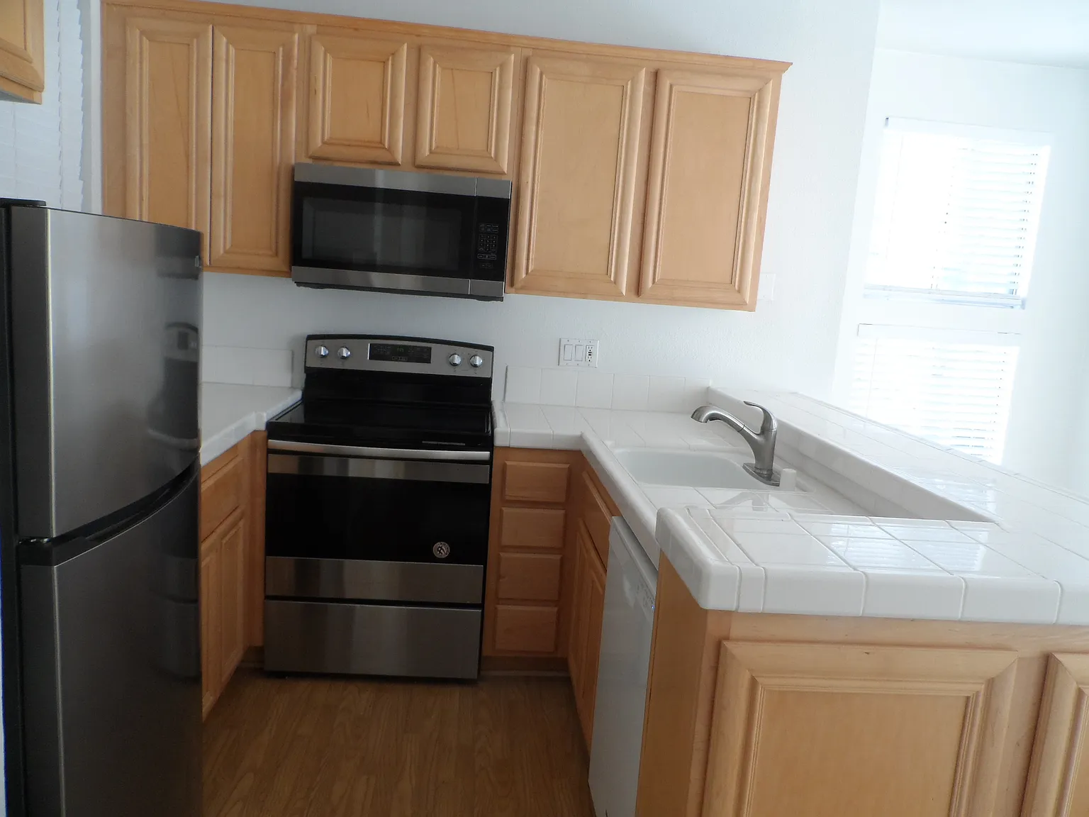 Studio, 550 sqft, $2,300 — Photo 2