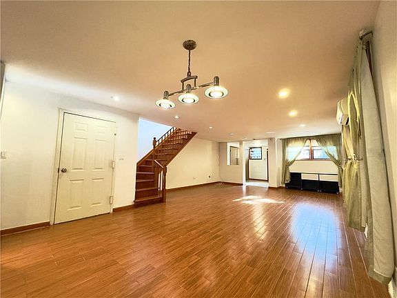 3rd image of 306 Bay 10th St