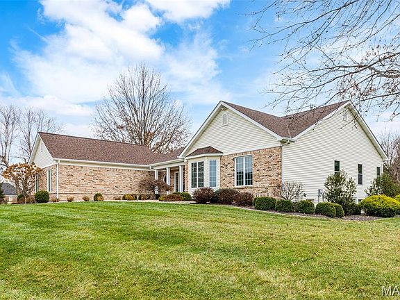 3rd image of 265 Camelot Dr