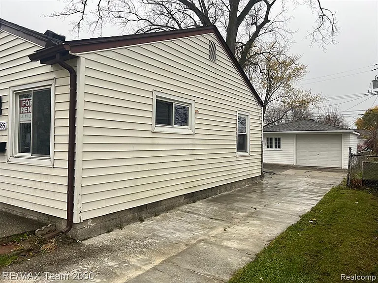 6365 Helen St — Photo 2