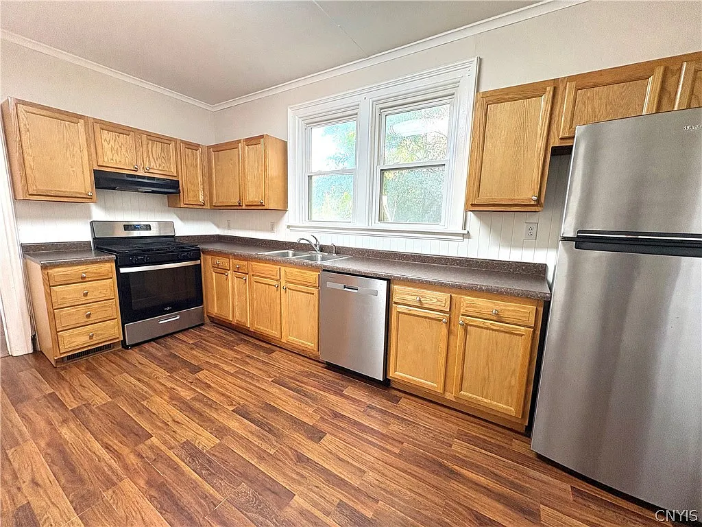 3 bed, 1.0 bath, 2896 sqft, $1,600 — Photo 4