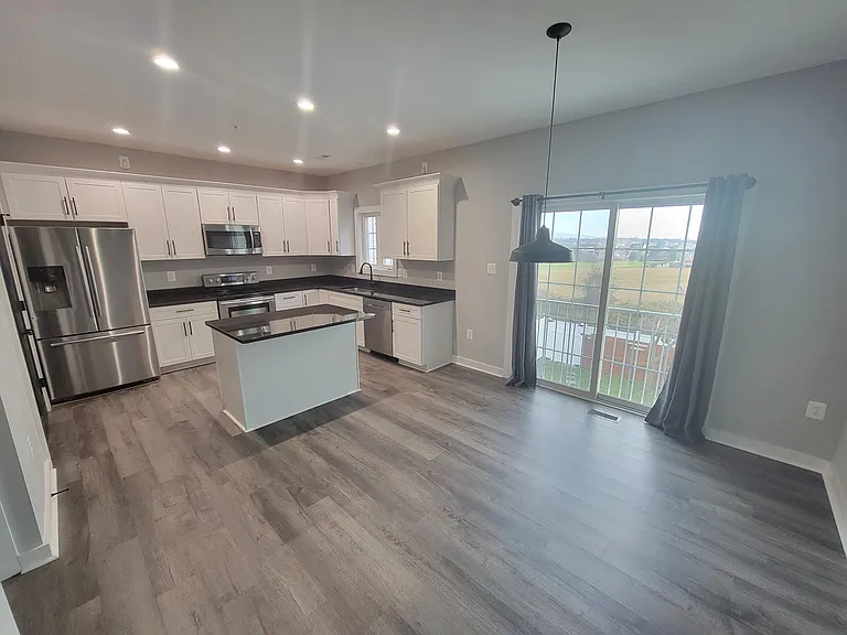Kitchen & breakfast area