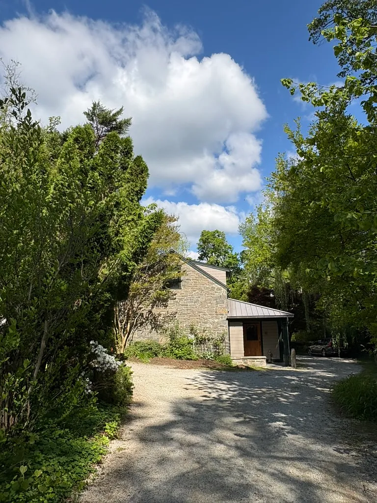 Building Photo - 419 E Roumfort Rd