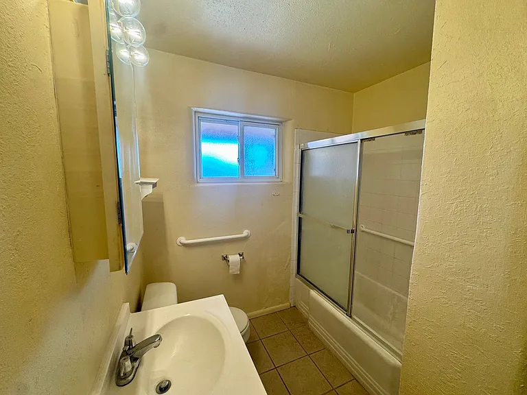 1708 Richmond Dr NE — Photo 4