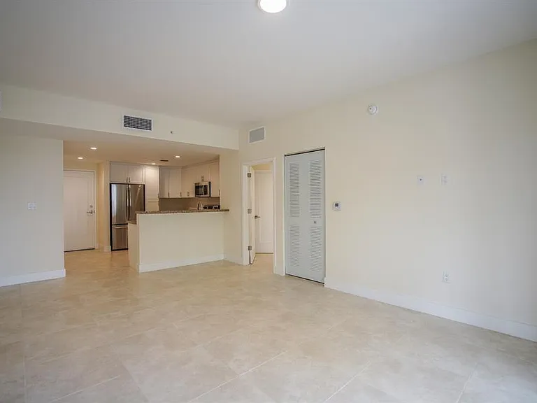 1091 Galiano St #304 — Photo 9