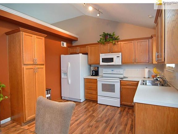 5th image of 305 SE Sunnyside School Cir