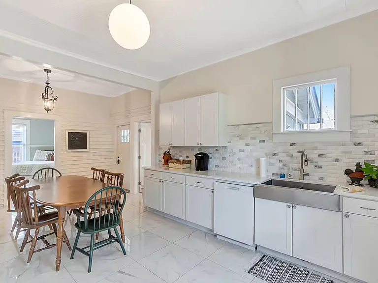 211 NE Main St — Photo 16