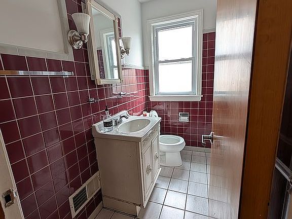 Bathroom(Main Floor)
