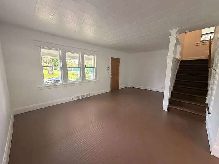 348 Spencer St — Photo 3