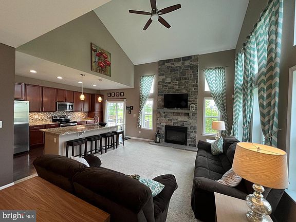 4th image of 607 Irish Ct