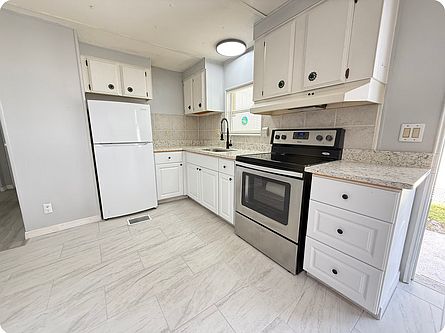 3rd image of 256 Queen Mary Loop