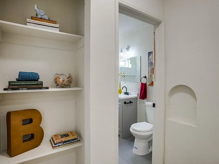 2466 Cedar Ave — Photo 9