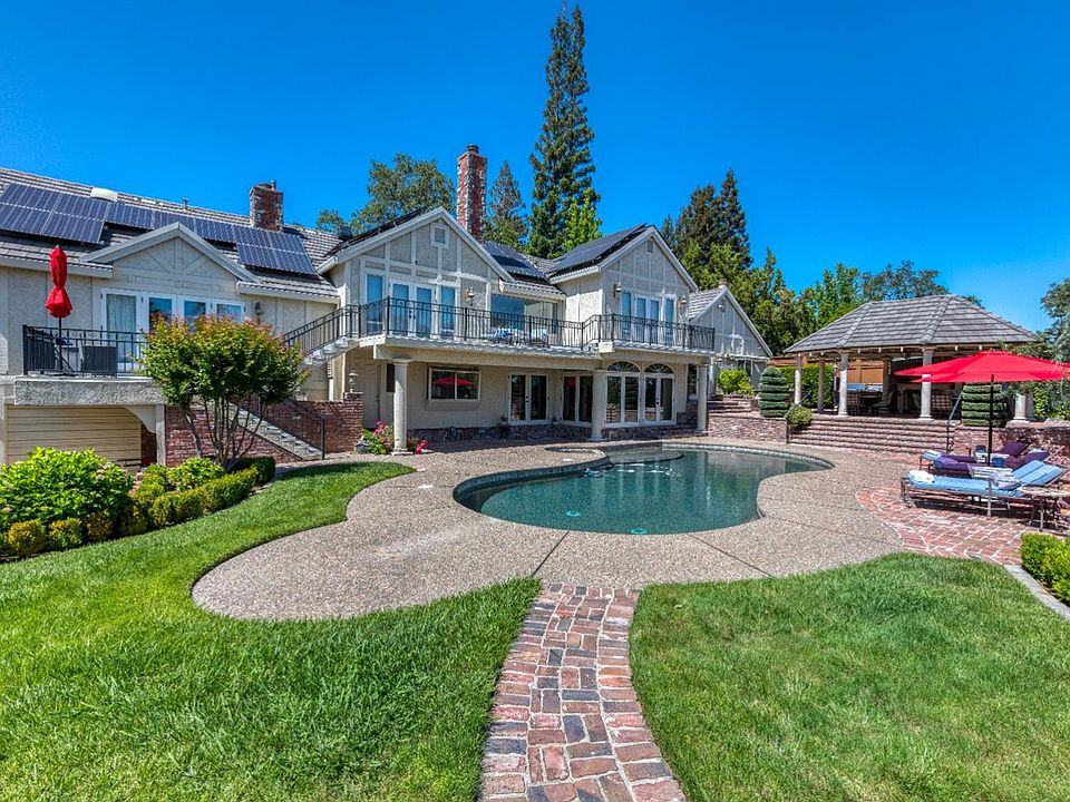 2nd image of 3139 Oakcliff Cir