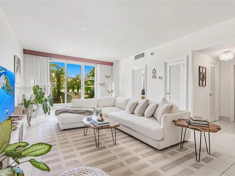 5001 Collins Ave #1K — Photo 2