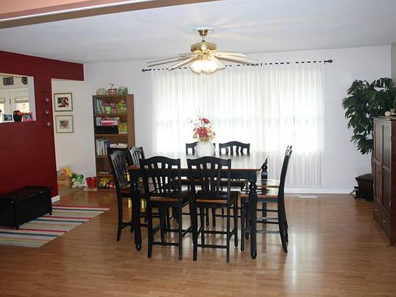 Dining Room Photo 1