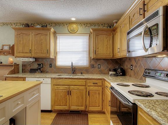 4th image of 1557 Canterbury Ln