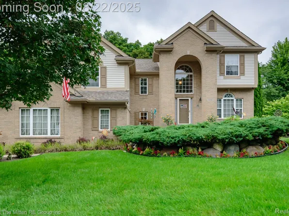 42782 Pond Ridge Ln, Belleville, MI 48111