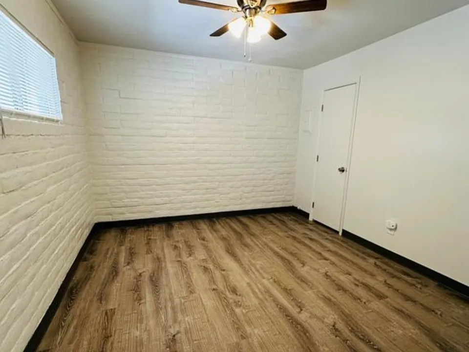330 W 5th St