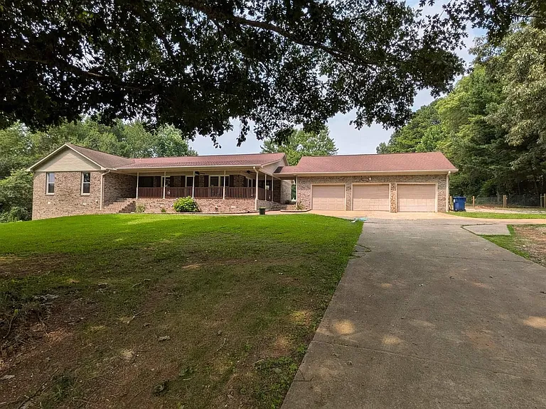 102 Huntington Ridge Rd — Photo 1