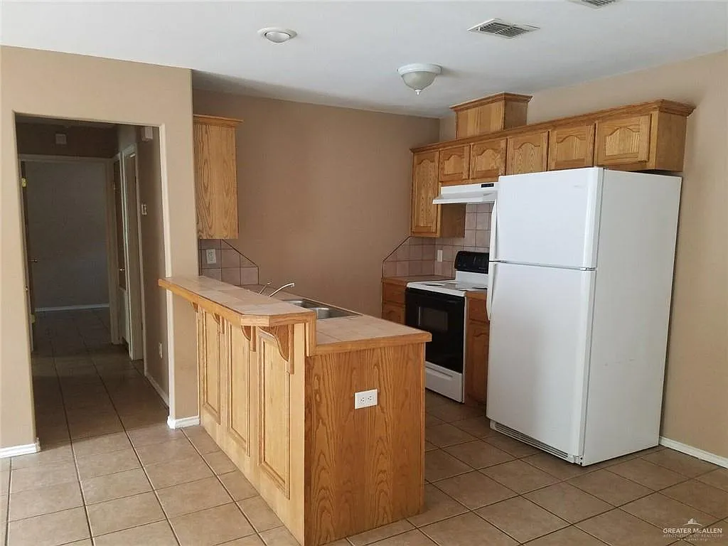 2 bed, 2.0 bath, 3848 sqft, $725 — Photo 2