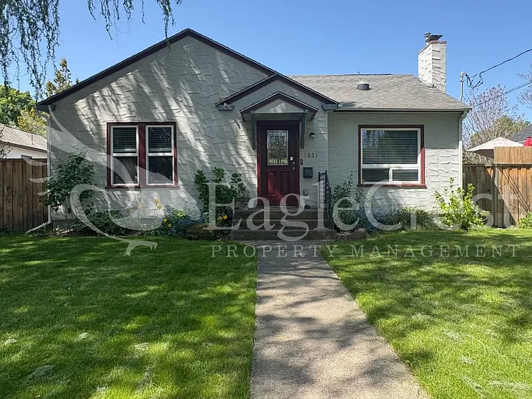 1031 N Clinton St — Photo 1