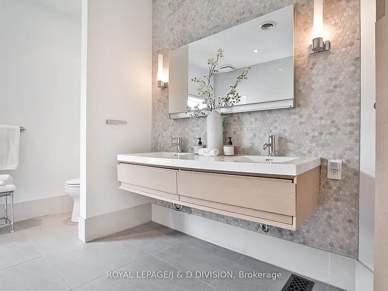426 Ontario St — Photo 24