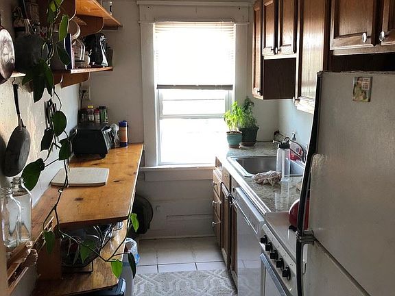 3rd image of 1227 N Cass St APT 7