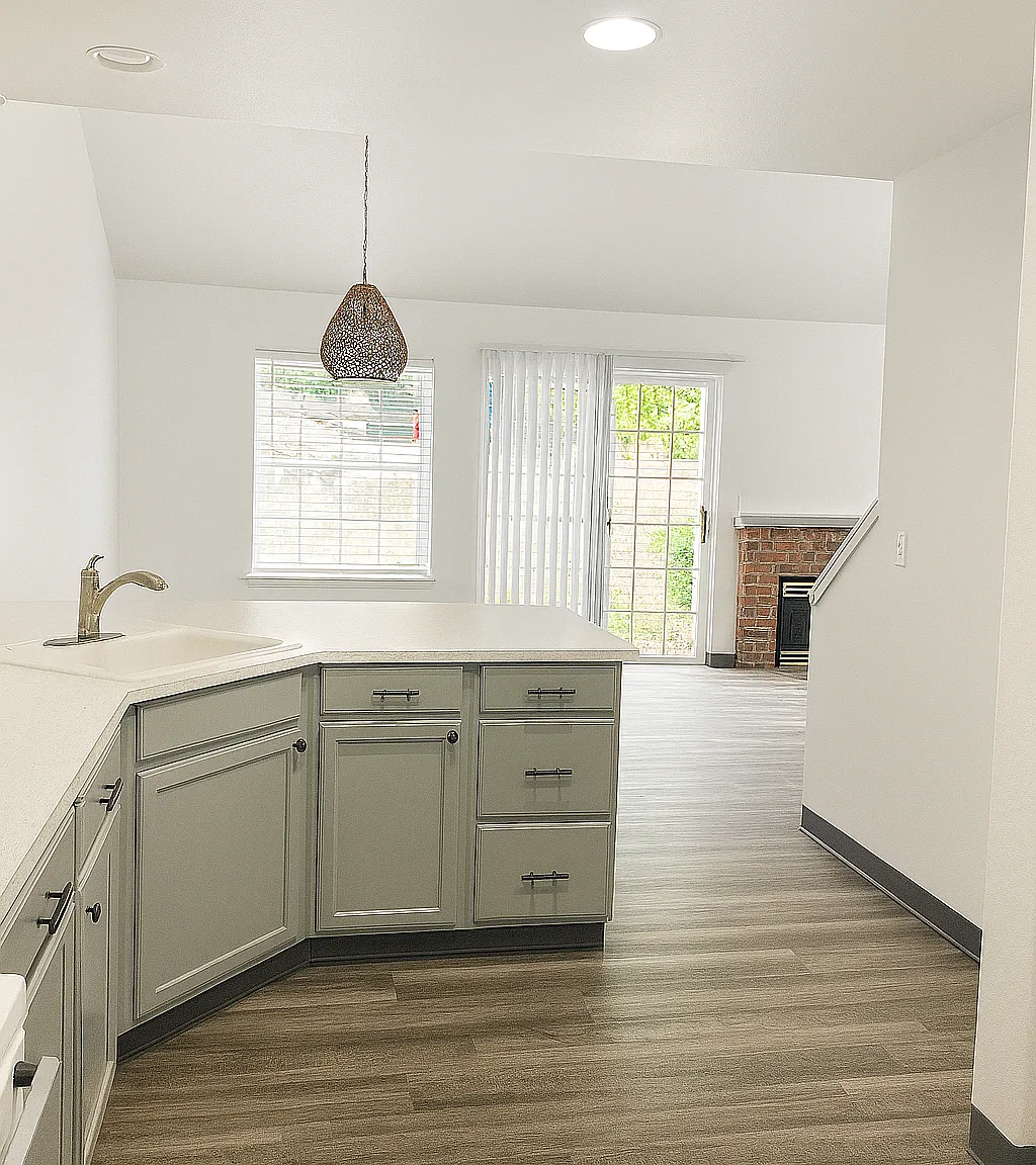 6916 Ridgetop Dr NE — Photo 2