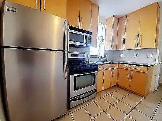 3rd image of 662 39th St #6