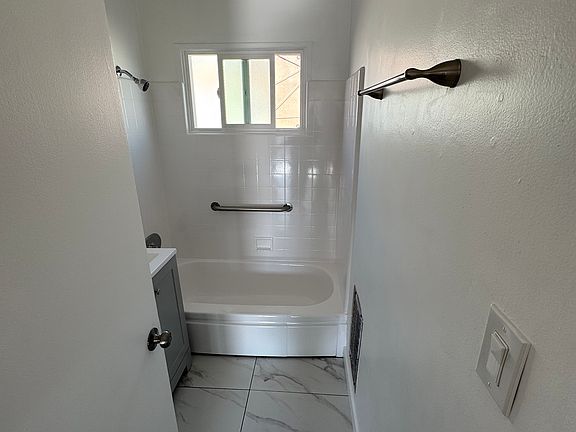 5th image of 12329 Oxnard St APT 3