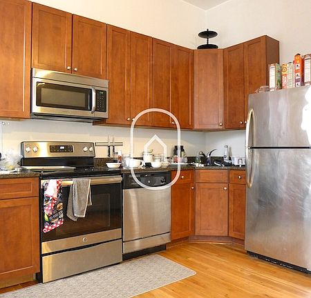 3rd image of 181 Northampton St