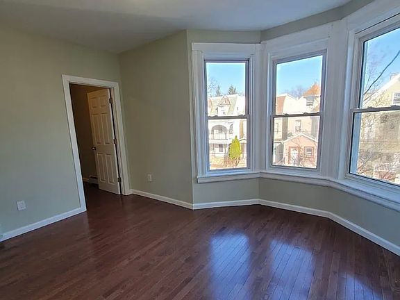 4th image of 215 N 6th St Floor 1