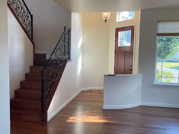 3rd image of 988 Cameron Dr